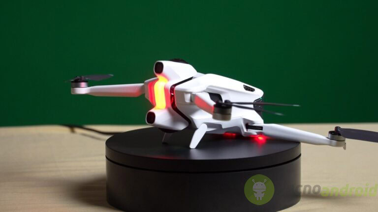 Drone quadricottero con luci LED, tecnologia avanzata e design moderno, ideale per appassionati di droni, fotografie aeree e gadget tecnologici. Perfetto per voli ricreativi e professionali.