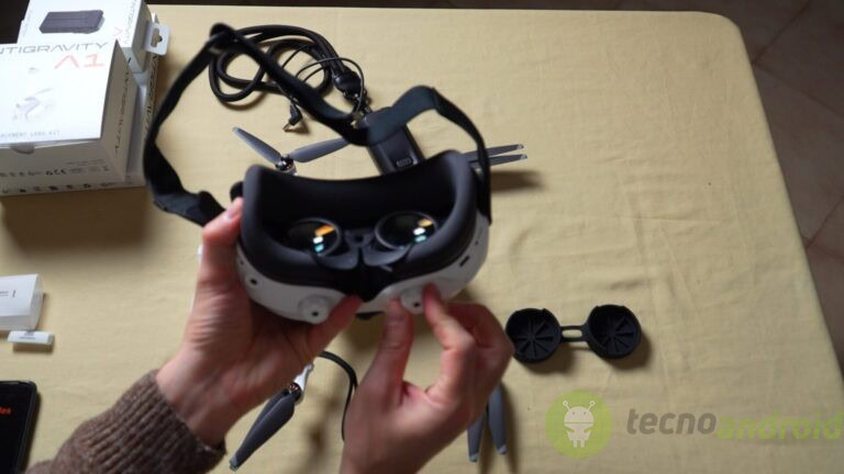 Videocorso VR con visore. Visore VR con controller e drone sulla scrivania.