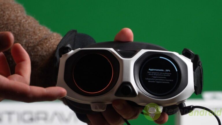 Casco VR gaming con schermo e sensori innovativi, perfetto per esperienze immersive e realtà virtuale ad alta qualità. Tecnologia avanzata e compatibilità con dispositivi mobili per un intrattenimento senza limiti. Alt text: Visore VR moderno con display digitale in mano, pronti per uso gaming immersivo, con sfondo verde.