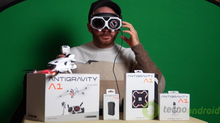 Innovativo drone Antigravity A1 con visore VR. Alt text: Uomo con visore VR e drone Antigravity A1, con varie confezioni di accessori, sfondo verde, tecnologia all'avanguardia, divertimento e gadget innovativi.