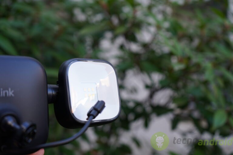 blink - immagine 14 Foto di una lampada smart con tecnologia LED, ideale per illuminare giardini e spazi esterni, controllabile tramite smartphone.
