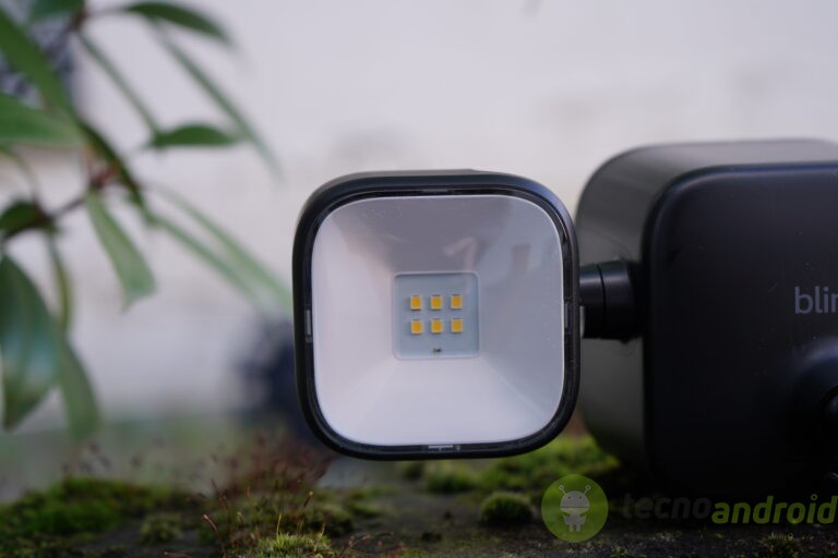blink - immagine 23 Illuminazione LED ricaricabile per smartphone e dispositivi mobili, ideale per foto, video e streaming. Tecnologia avanzata e compatta, perfetta per appassionati di tecnologia e utenti in movimento.