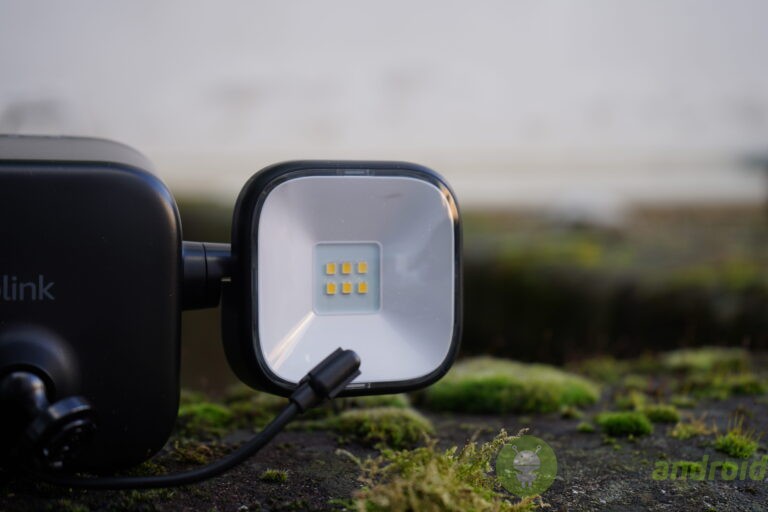 blink - immagine 21 Alt text: Dispositivo di amplificazione del segnale cellulare con antenna digitale, utilizzato per migliorare la ricezione mobile in ambienti esterni, perfetto per aree con copertura limitata.