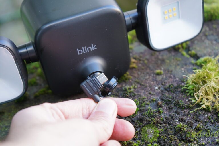 blink - immagine 20 Immagine di un dispositivo Blink per sicurezza domestica, con sensore di movimento e telecamera compatta, perfetto per video sorveglianza intelligente a casa.