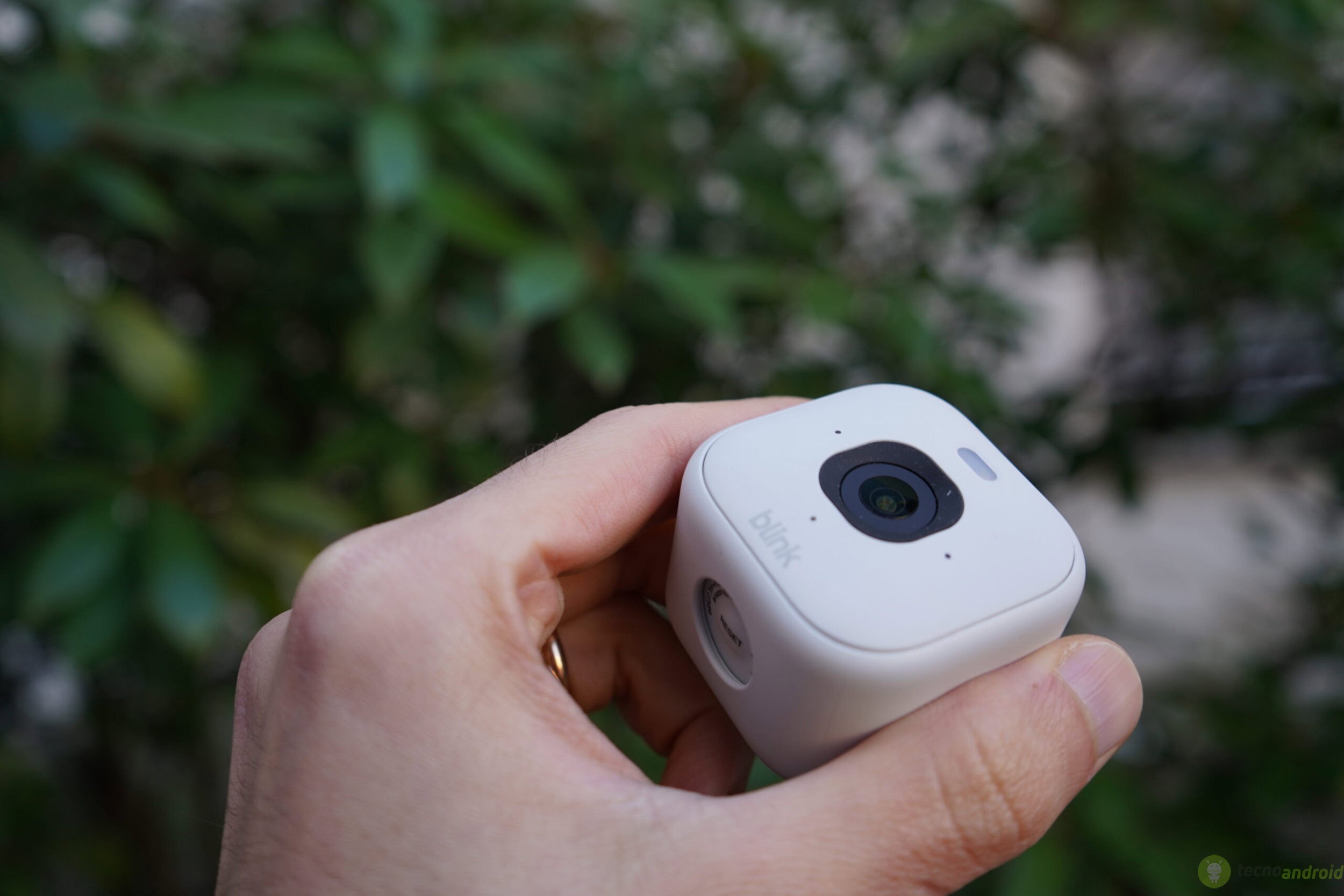 Tecnologia innovativa di SlovakLabel con fotocamera compatta, ideale per scatti ad alta risoluzione e streaming, perfetto gadget tech per appassionati di fotografia e dispositivi smart in stile minimal. Blink ()