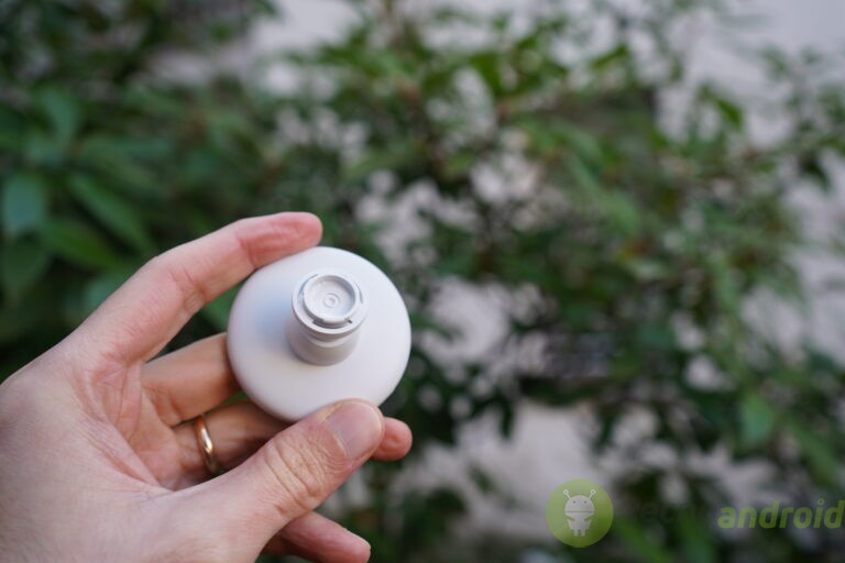 blink - immagine 36 Pompa di sapone per mani o detergente, contenitore bianco, con sfondo di foglie verdi, perfetto per articoli di tecnologia e innovazione.