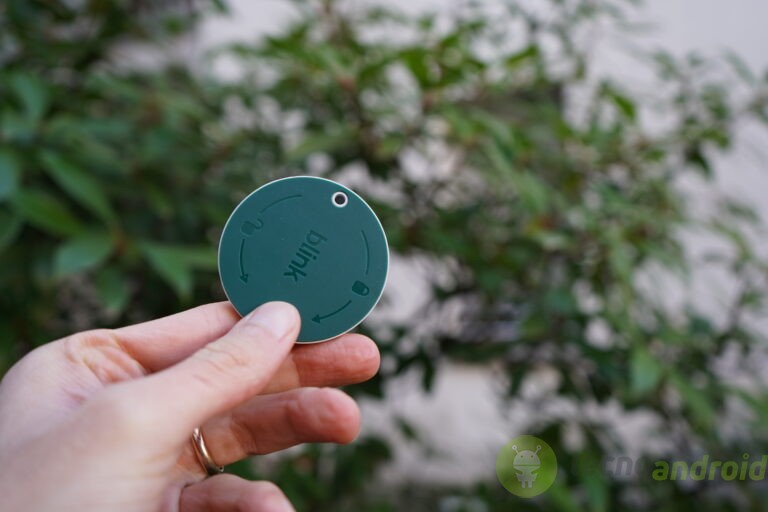 blink - immagine 35 Piastra di alluminio verde con il marchio Blunk, usata per applicazioni tecnologiche, di design e innovazione.