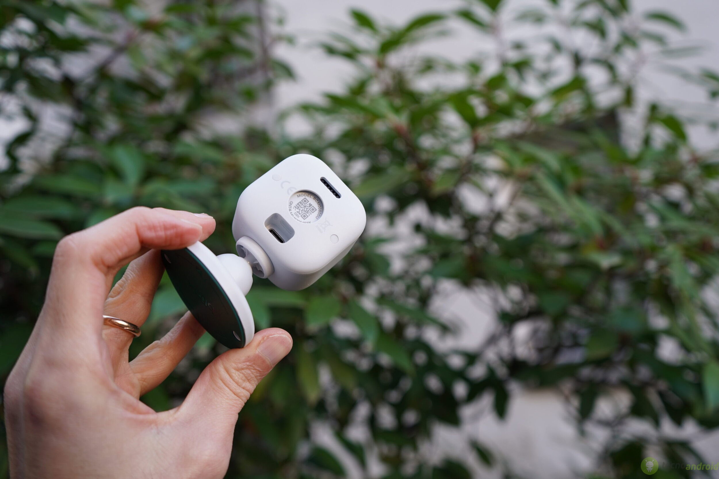 Auricolare Bluetooth con supporto magnetico, compatibile con smartphone e dispositivi Android, progettato per un audio di qualità e facile da usare. Perfetto per ascoltare musica e chiamate in movimento. Blink ()