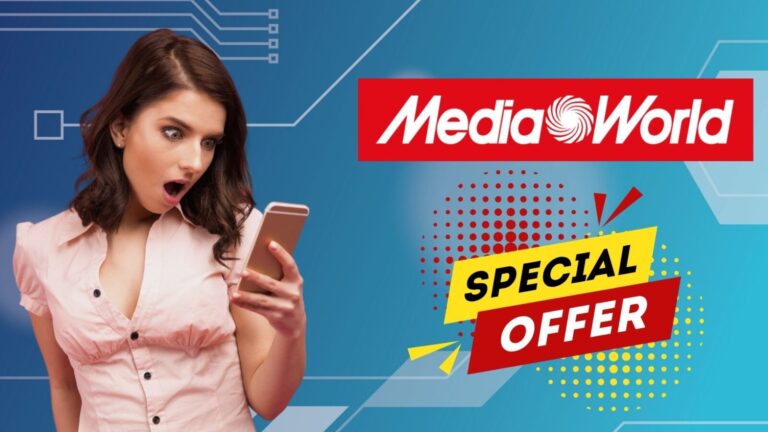 Foto di una giovane donna che guarda stupita lo schermo dello smartphone durante un’offerta speciale MediaWorld.