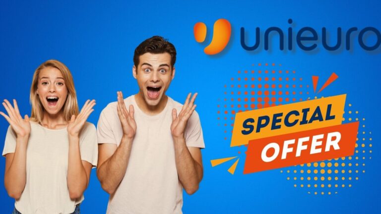 Unieuro - Immagine di due giovani sorridenti con sfondo blu e logo Unieuro, promozione speciale offerte tecnologiche, dispositivi smartphones e gadget, esempio di shopping e risparmio, pubblicità coinvolgente.