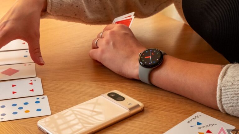 Orologio intelligente con cinturino silicone, monitoraggio attività e notifiche, ideale per appassionati di tecnologia e sport.