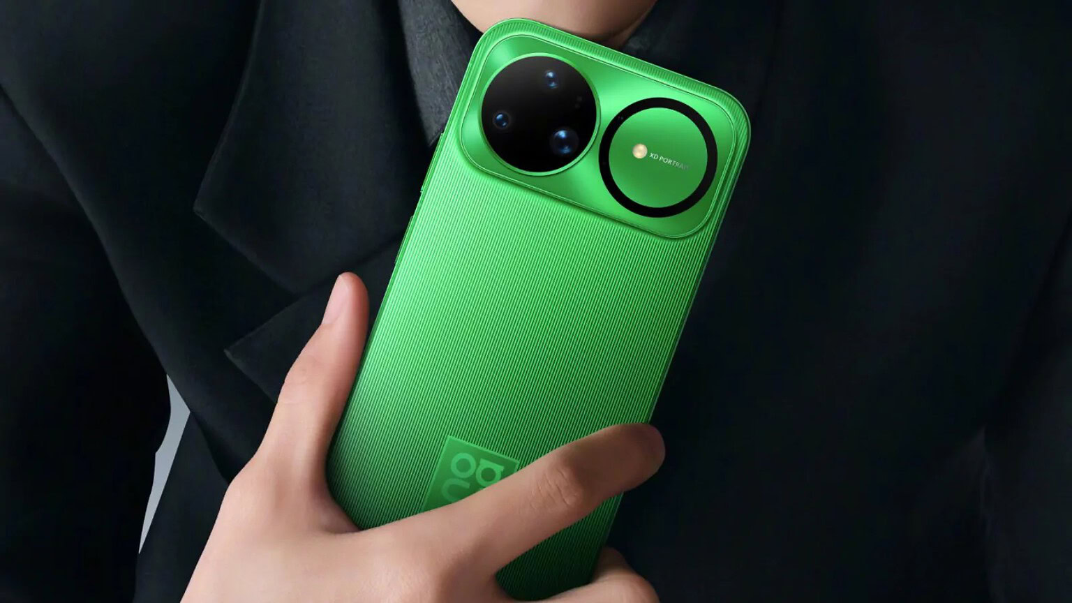 Smartphone verde con fotocamere multiple e design moderno, perfetto per appassionati di tecnologia e fotografia.