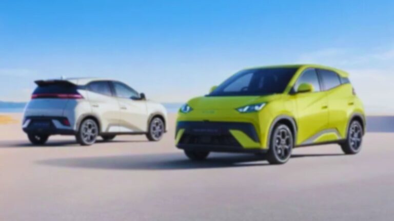 Auto elettrica color lime e bianca in movimento su una strada lungo la costa, con un cielo azzurro e mare sullo sfondo, simbolo di tecnologia, ecologia e futuro della mobilità.