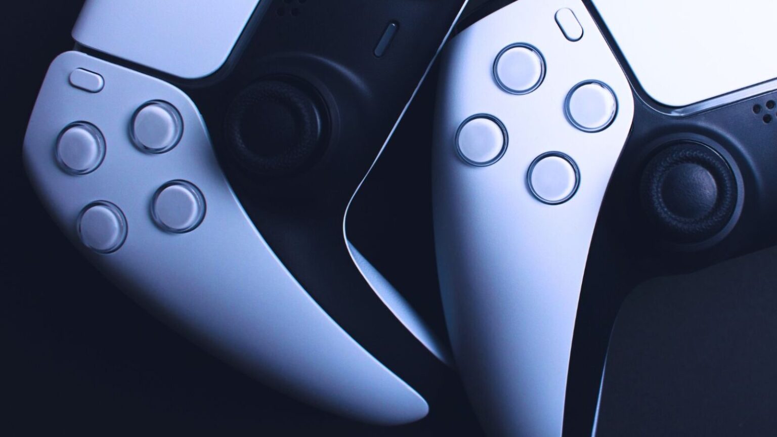 ALT: Controller Joy-Con per Nintendo Switch in bianco e nero, dotato di pulsanti e joystick, perfetto per gaming immersivo e multiplayer.