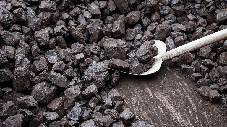 Immagine di pietre da costruzione e pala, ideali per lavori edili o giardinaggio, rappresentano materiali da cava di alta qualità per progetti di ristrutturazione e edilizia.
