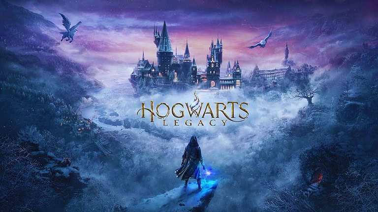 Un'immagine epica di Hogwarts Legacy, un videogioco ambientato nel mondo magico di Harry Potter, con il castello di Hogwarts, un mago con bacchetta e creature fantastiche in un paesaggio incantato e misterioso.