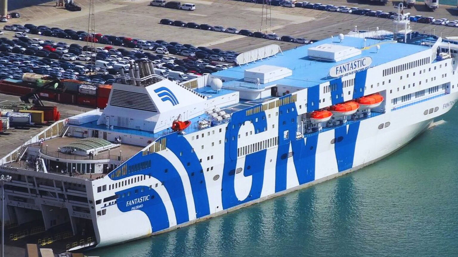 Imbarcazione da crociera con tecnologia avanzata e servizi innovativi, perfetta per viaggi di piacere e comunicazioni marittime efficienti, ideale per appassionati di nautica e tecnologia.