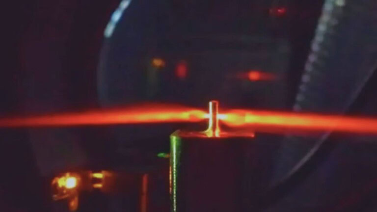Tecnologia laser e fusione di metalli, processo avanzato di industrializzazione, mostra innovazioni nel settore metallurgico e nella produzione industriale.