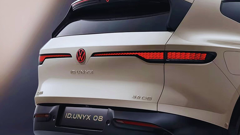 Auto elettrica Volkswagen ID.UNYX con design futuristico e luci LED innovative, anticipa il futuro della mobilità sostenibile e tecnologica, rappresentando l'innovazione nel settore automobilistico.