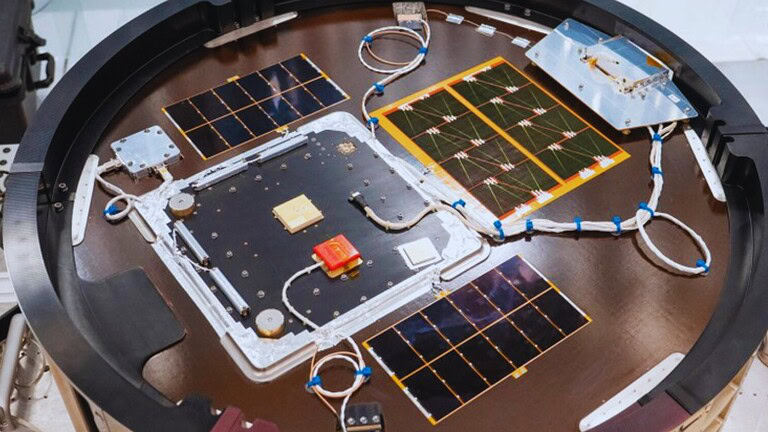 Tecnologia avanzata di pannelli solari per applicazioni spaziali.