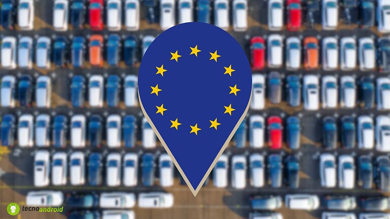 Alternativa: Immagine di un'icona a forma di mappamondo con bandiera dell'UE sopra uno sfondo di numerose auto parcheggiate.
