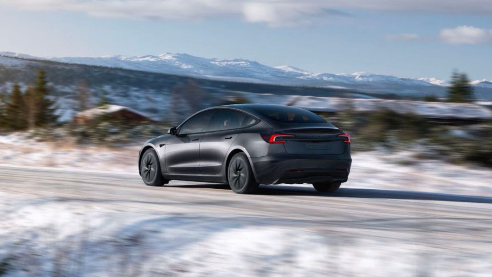 Auto elettrica futuristica su strada innevata. tesla model 3