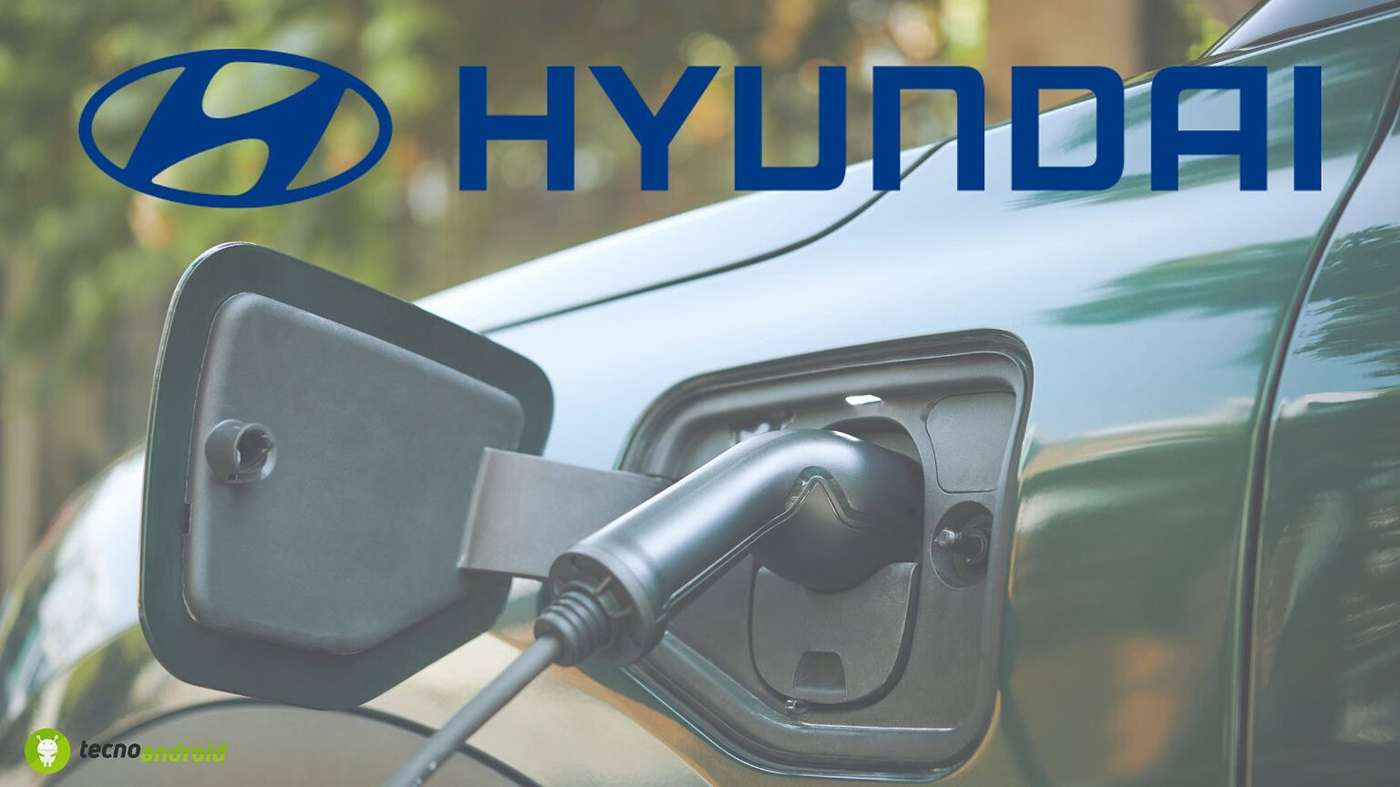 Stazione di ricarica per auto elettriche Hyundai con cavo collegato per ricaricare veicoli ecosostenibili, tecnologia moderna di rifornimento di energia verde, immagine di veicolo elettrico in carica.
