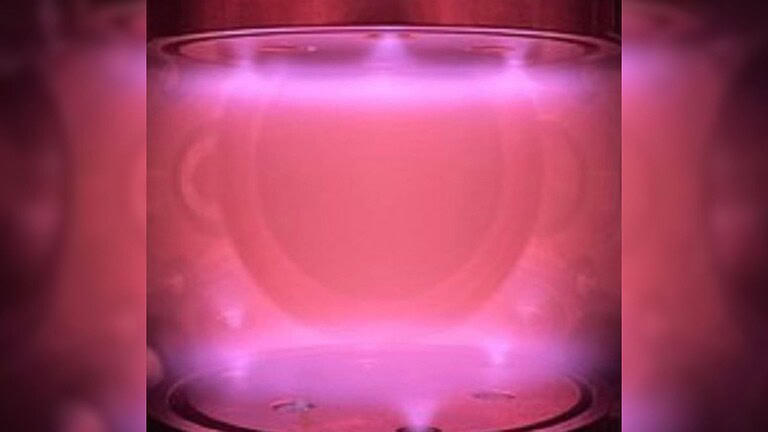 ALT: Illuminazione LED rosa luminosa in un contenitore futuristico, ambiente tecnologico moderno, ideale per gadget e innovazioni elettroniche, atmosfera accattivante e luminosa.