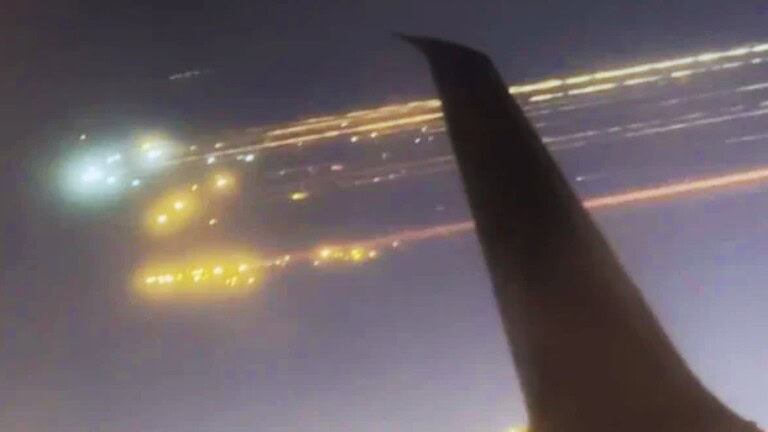 Immagine di un aereo volando di notte con scie luminose brillanti, rappresentando innovazione e tecnologia aeronautica, perfetta per contenuti su dispositivi e tecnologia nel settore aerospaziale.