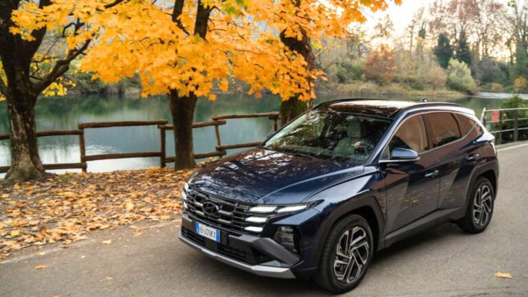 Auto SUV, autunno, foglie, paesaggio naturale, veicolo moderno, nostro blog tecnologico.