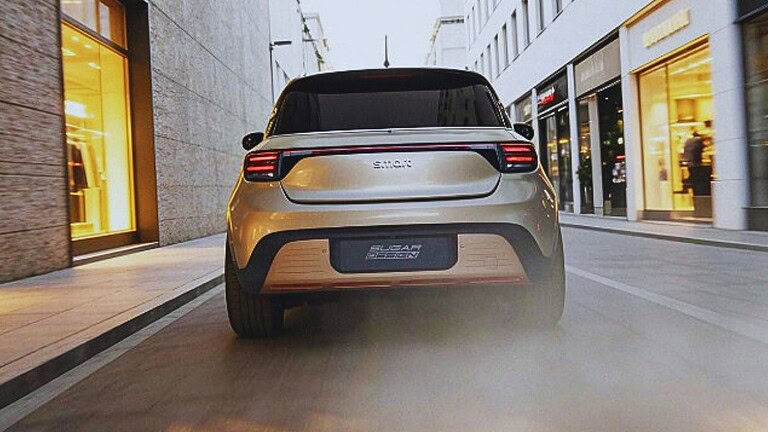 Auto elettrica compatta moderna in città con design innovativo e tecnologia avanzata, ideale per la mobilità sostenibile e il comfort di guida urbano.