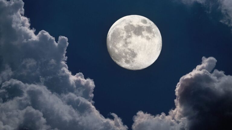 Luna piena in cielo con nuvole scure, scena notturna, astronomia, satellite naturale.