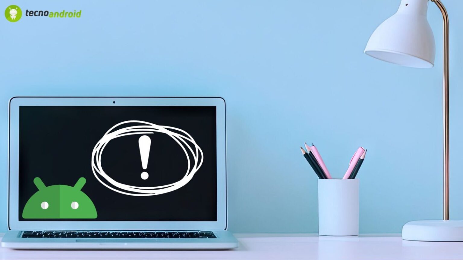 Un'immagine di un laptop con uno schermo che mostra un'icona di avviso e il logo Android, rappresentando problemi tecnici o errori su dispositivi Android, ideale per contenuti di assistenza tecnica e risoluzione di errori software.