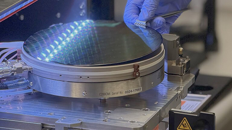 Immagine di un laboratorio di alta tecnologia con uno strumento di ricerca avanzato, possibile applicazione per la ricerca scientifica e sviluppo tecnologico.