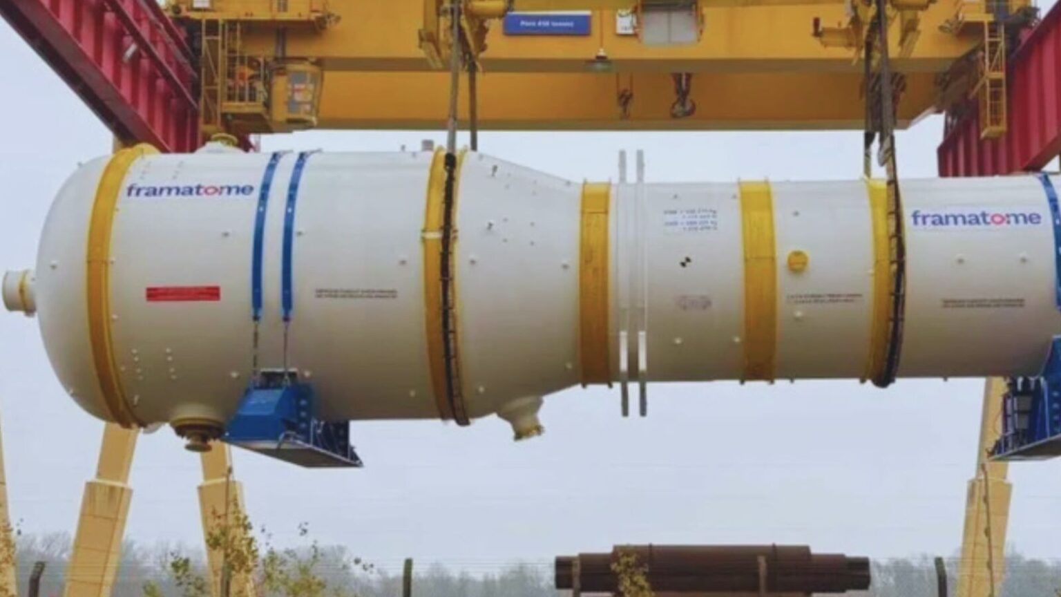 Calotta di grande diametro con marchio Framatome, parte di infrastrutture di energia nucleare.
