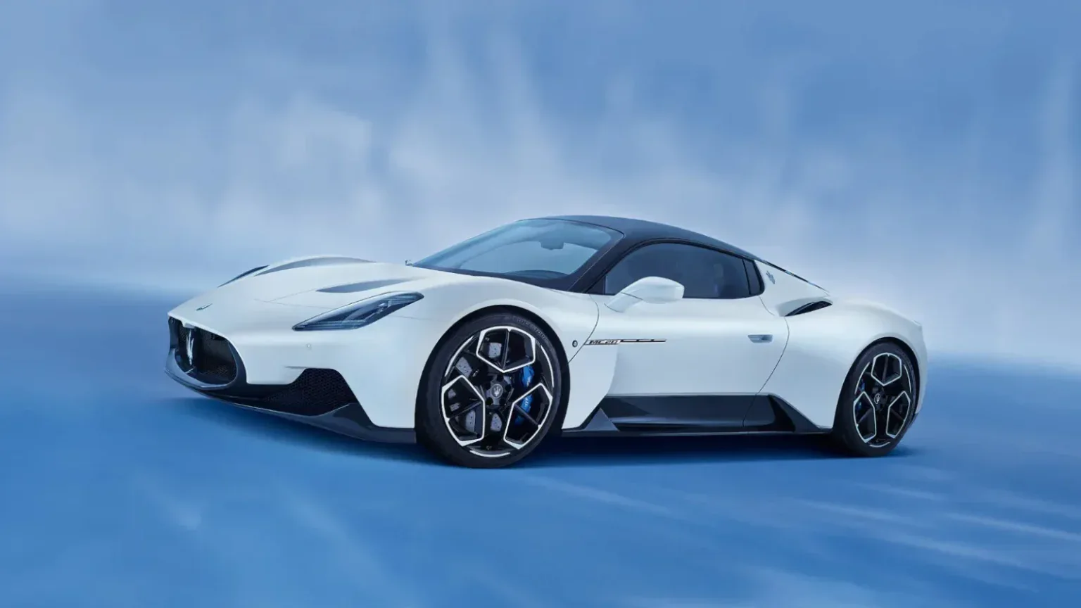Auto sportiva Tesla Roadster bianca con design innovativo e aerodinamico, perfetta per appassionati di tecnologia e automobili elettriche, in ambiente di ghiaccio e neve.
