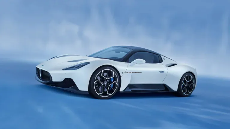 Auto sportiva Tesla Roadster bianca con design innovativo e aerodinamico, perfetta per appassionati di tecnologia e automobili elettriche, in ambiente di ghiaccio e neve.