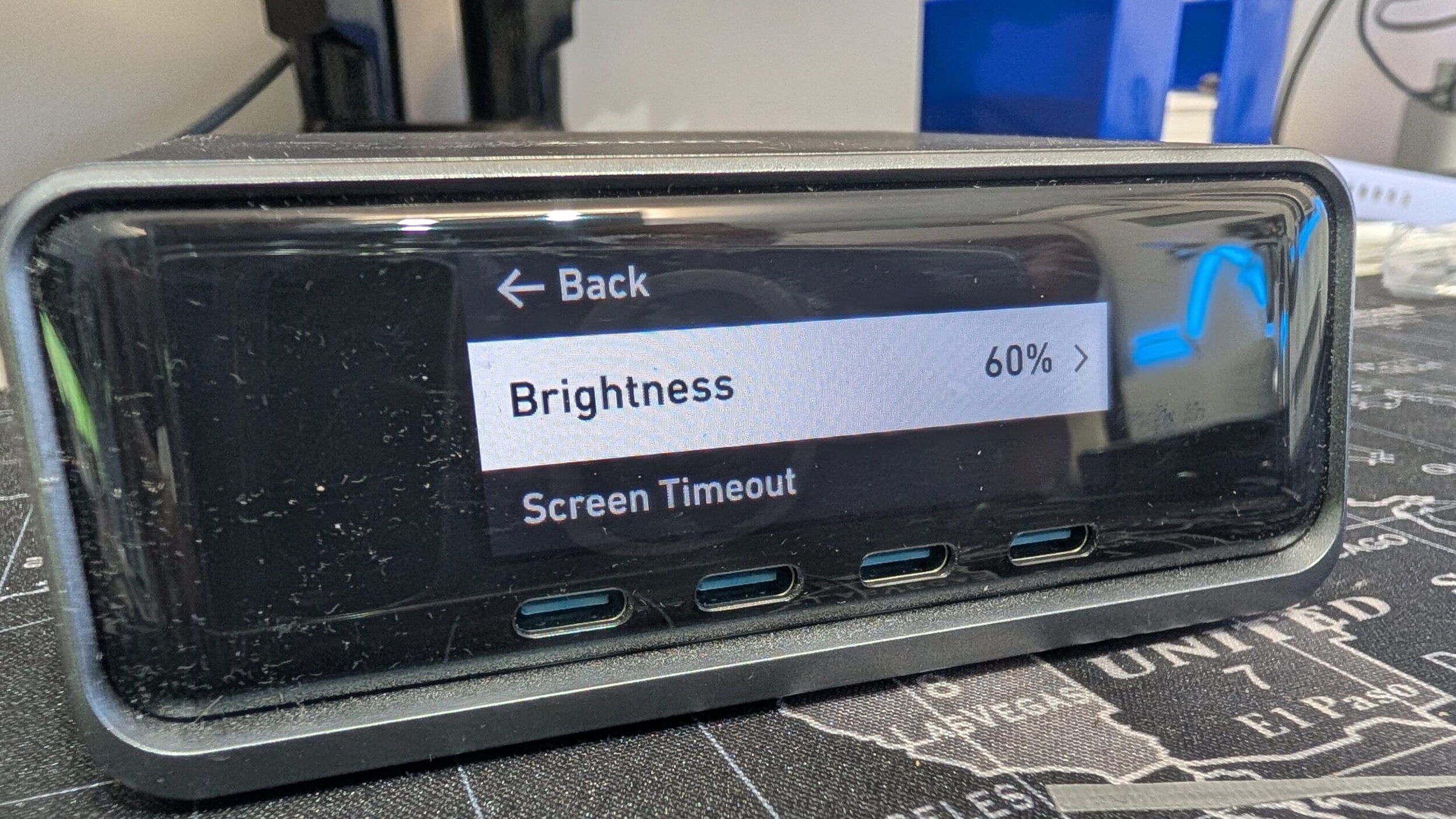 Schermo digitale con impostazioni regolate di luminosità al 60% e timer di timeout dello schermo, ideale per controllare facilmente le impostazioni dei dispositivi elettronici.