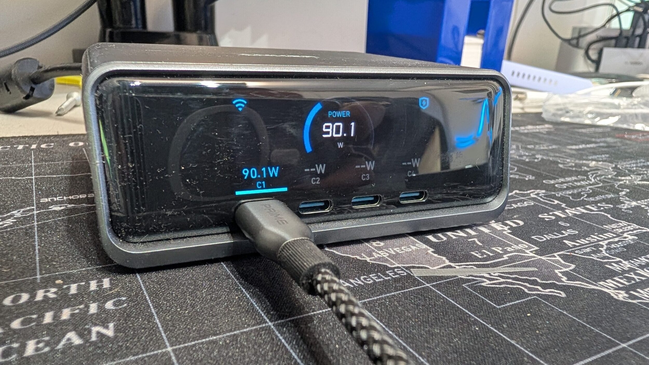 Power bank con display digitale e porta USB-C.