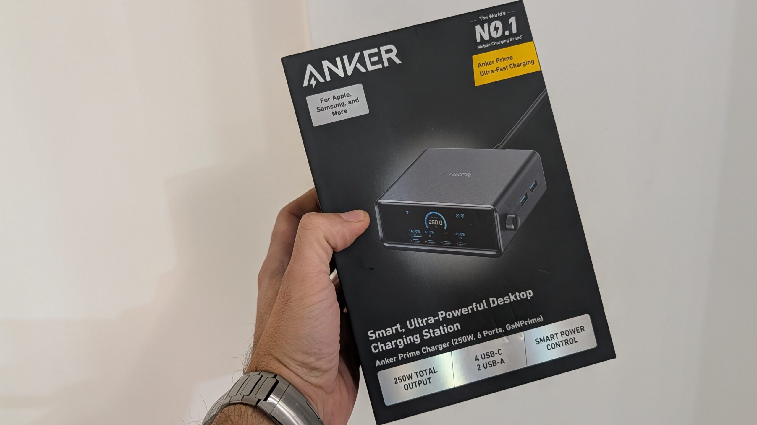 Anker Prime, stazione di ricarica ultra-potente per dispositivi Apple, Samsung e altri, con 6 porte USB-C e USB-A, tecnologia GaNPrime, e capacità di 250W.