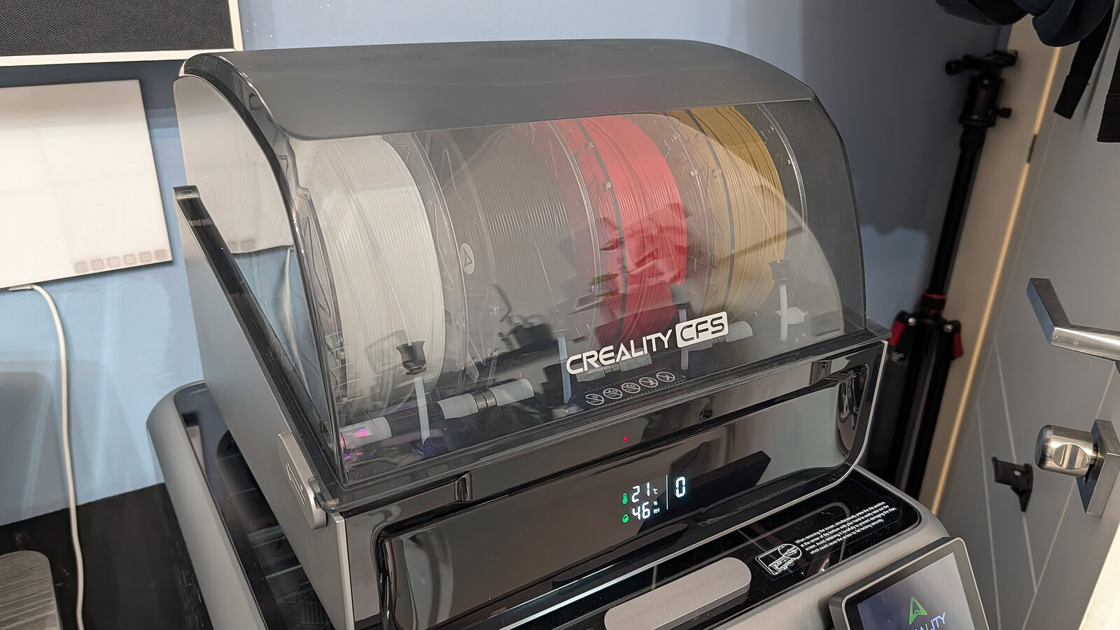 Creality K2 Pro Combo - specifiche ALT: Dispenser di filamenti per stampa 3D Creality CFS con contenitore trasparente e display digitale, ideale per variationi di colori e materiali di stampa 3D professionali e domestici.
