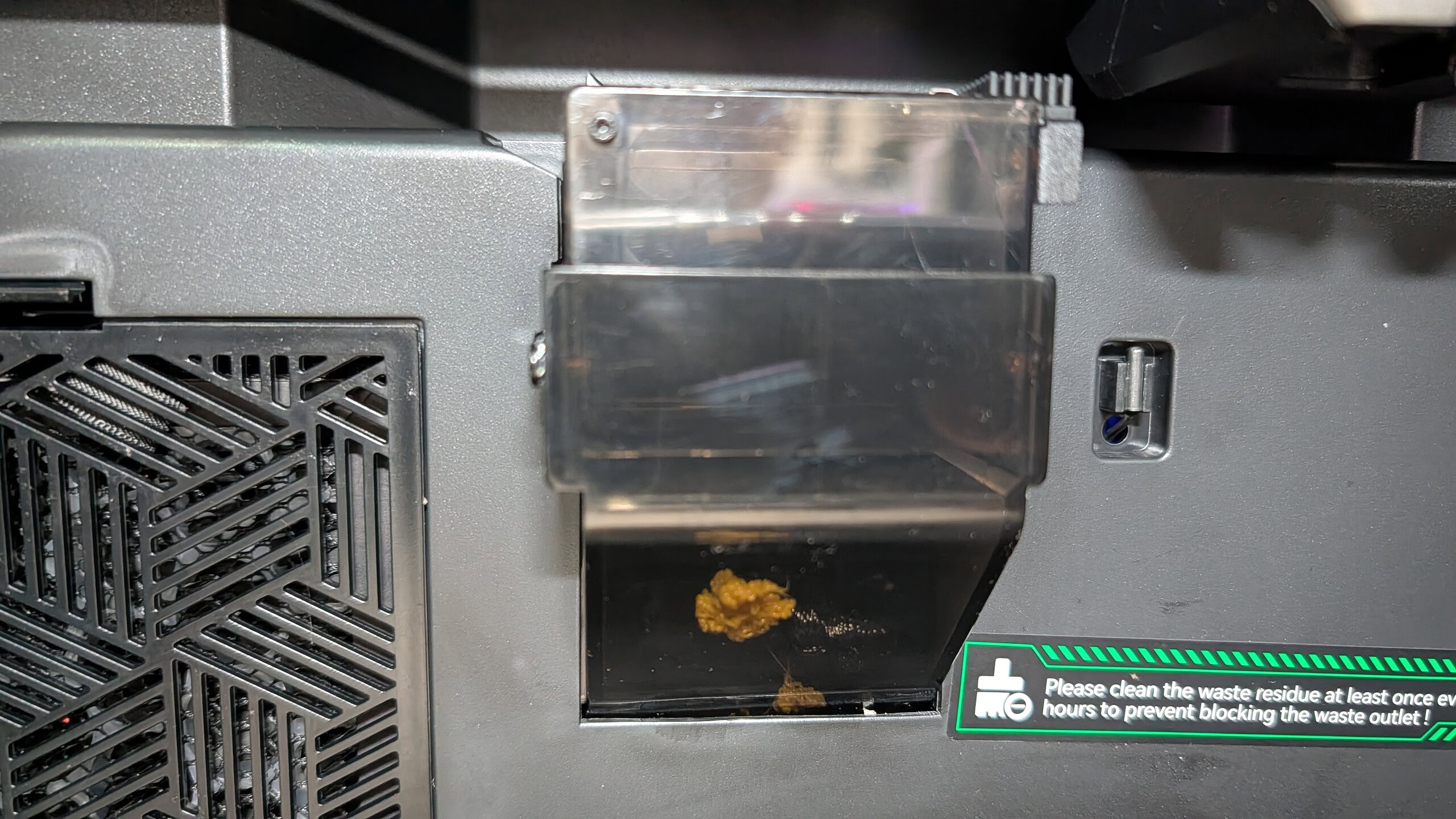Riserva di rifiuti da smaltire. Immagine di una macchina per il deposito di rifiuti tecnologici o di scarti, con segnaletica di pulizia e gestione corretta.