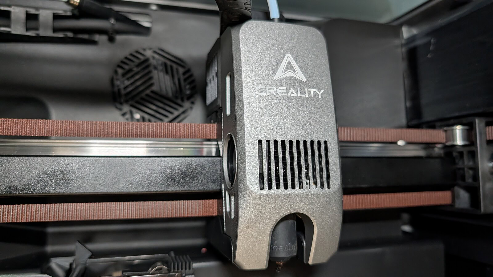 Creality K2 Pro Combo - immagine 11 Immagine di una stampante 3D Creality con dettagli precisi e design moderno, ideale per hobbisti e professionisti. La stampante mostra parti in movimento e filamento, evidenziando tecnologia avanzata e affidabilità per progetti di stampa 3D.