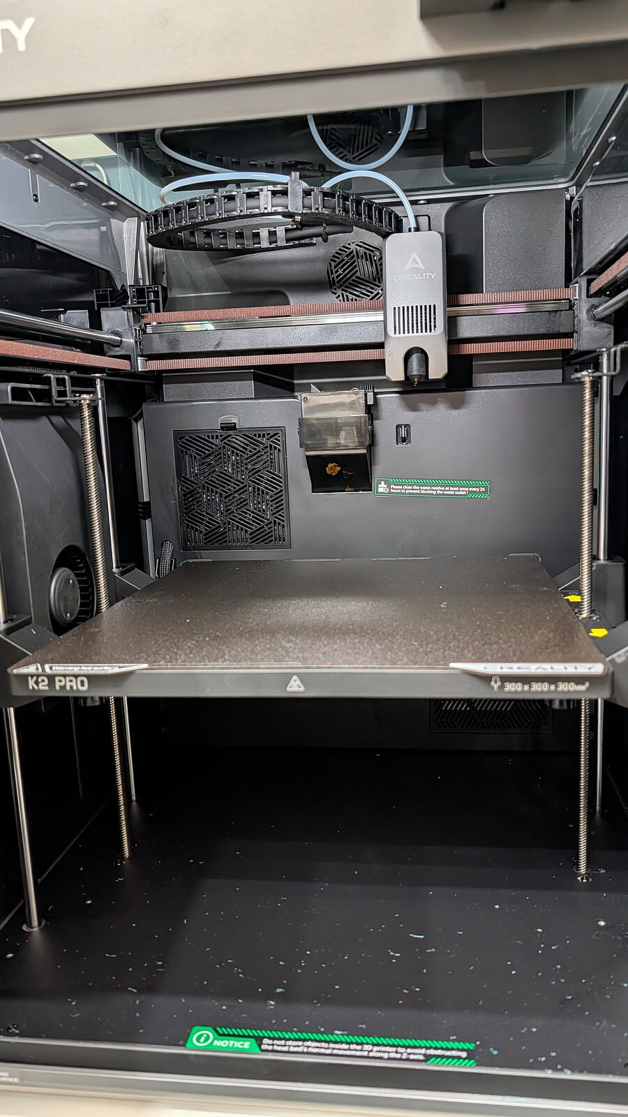 Creality K2 Pro Combo - immagine 13 Immagine di una stampante 3D con dettagli tecnici e parti all'interno, ideale per appassionati di tecnologia e stampanti 3D.
