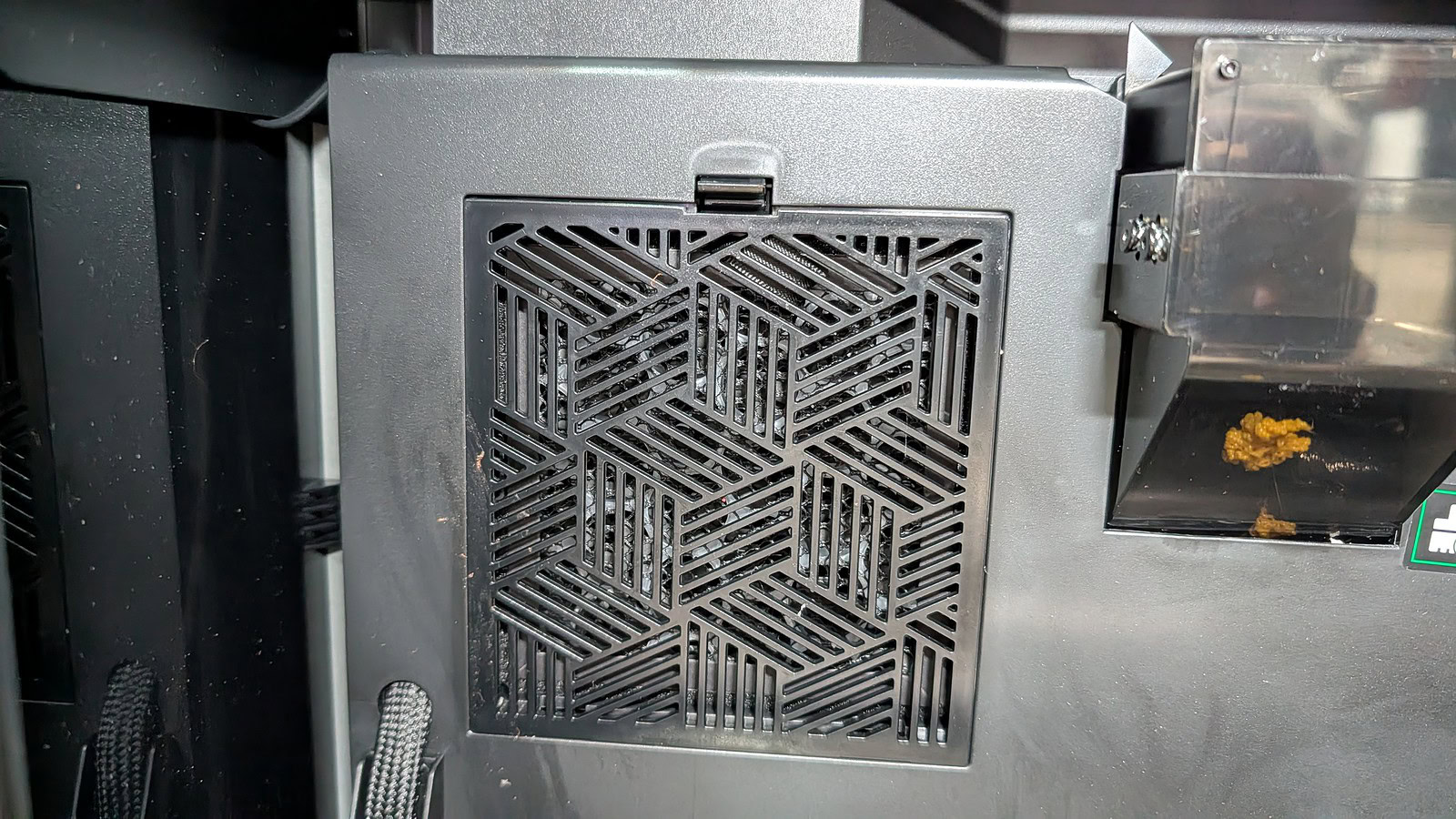 Creality K2 Pro Combo - immagine 15 Ventilatore per PC gaming o ufficio con griglia di raffreddamento. Perfetto per mantenere temperature ottimali e migliorare le prestazioni del computer durante sessioni intensive di lavoro o gaming.