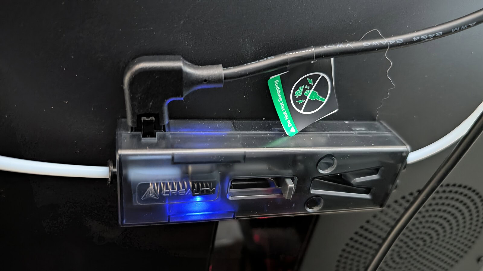 Creality K2 Pro Combo - immagine 19 Cavo di ricarica e dispositivo di energia digitale, evidenziando le connessioni USB e le caratteristiche di ricarica rapida e sicura.