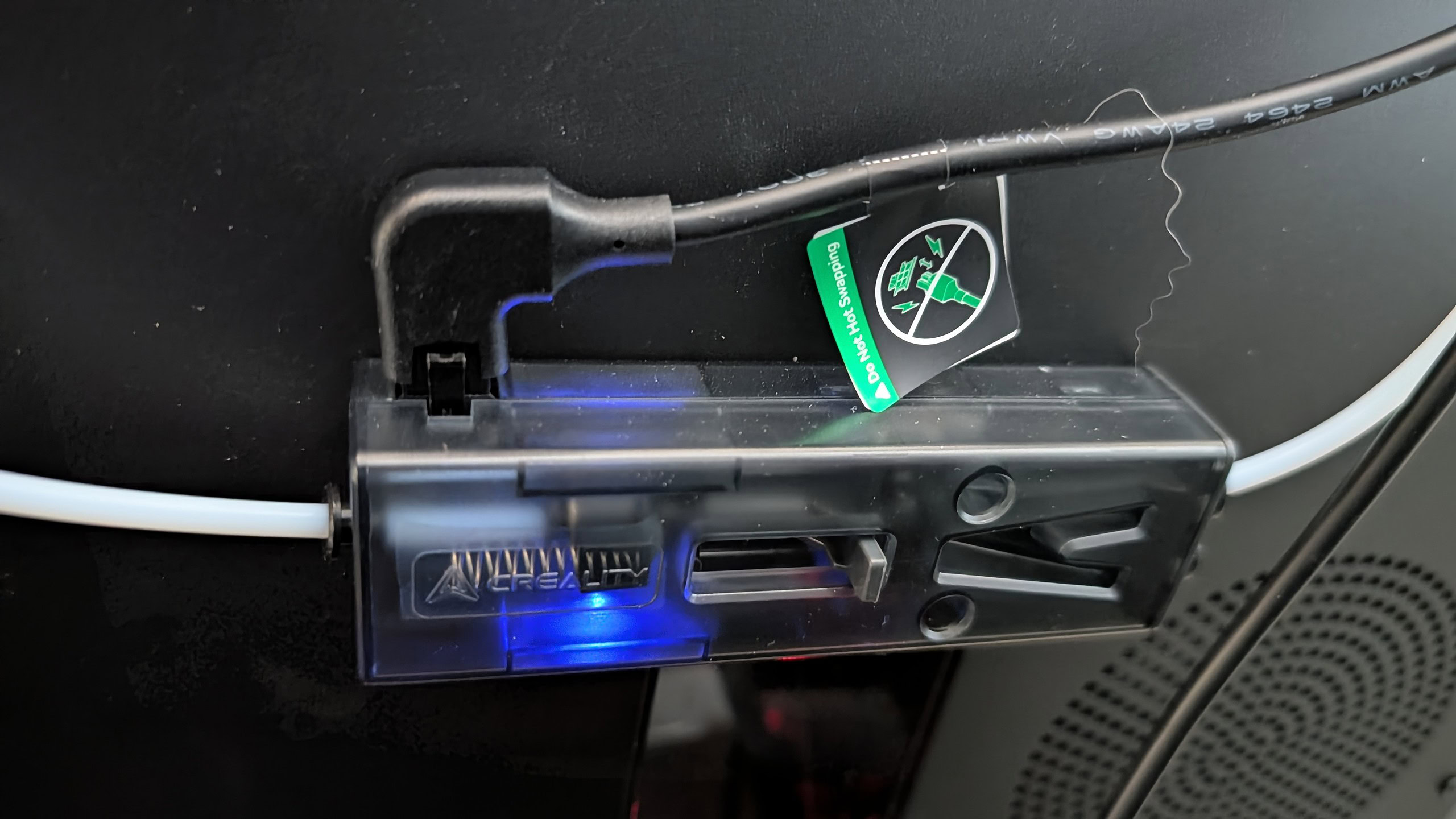 Scarico di energia con cavi e dispositivo di ricarica intelligente per elettronica e smartphone, con porta USB e connessione ottimizzata per dispositivi mobili. Cavo di ricarica e dispositivo di energia digitale, evidenziando le connessioni USB e le caratteristiche di ricarica rapida e sicura.