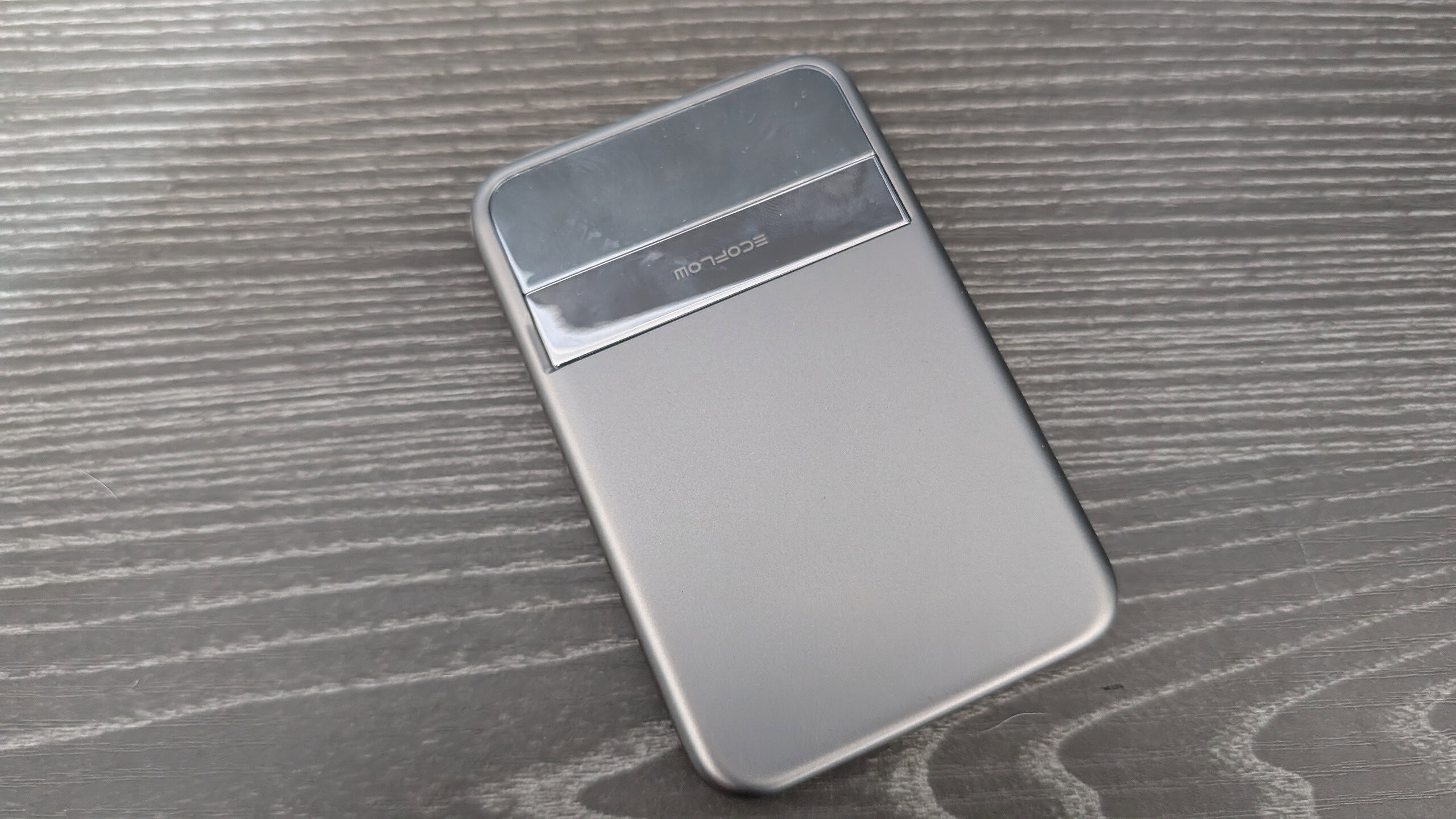 Telefono vintage in metallo, design elegante e raffinato, ideale per appassionati di tecnologia retrò e smartphone classici, con finitura liscia e dettagli metallici che valorizzano lo stile. Potente batteria portatile Ecoway con design elegante e compatto, ideale per ricaricare dispositivi mobili ovunque. Perfetto per chi cerca affidabilità e rapidità di ricarica in movimento.