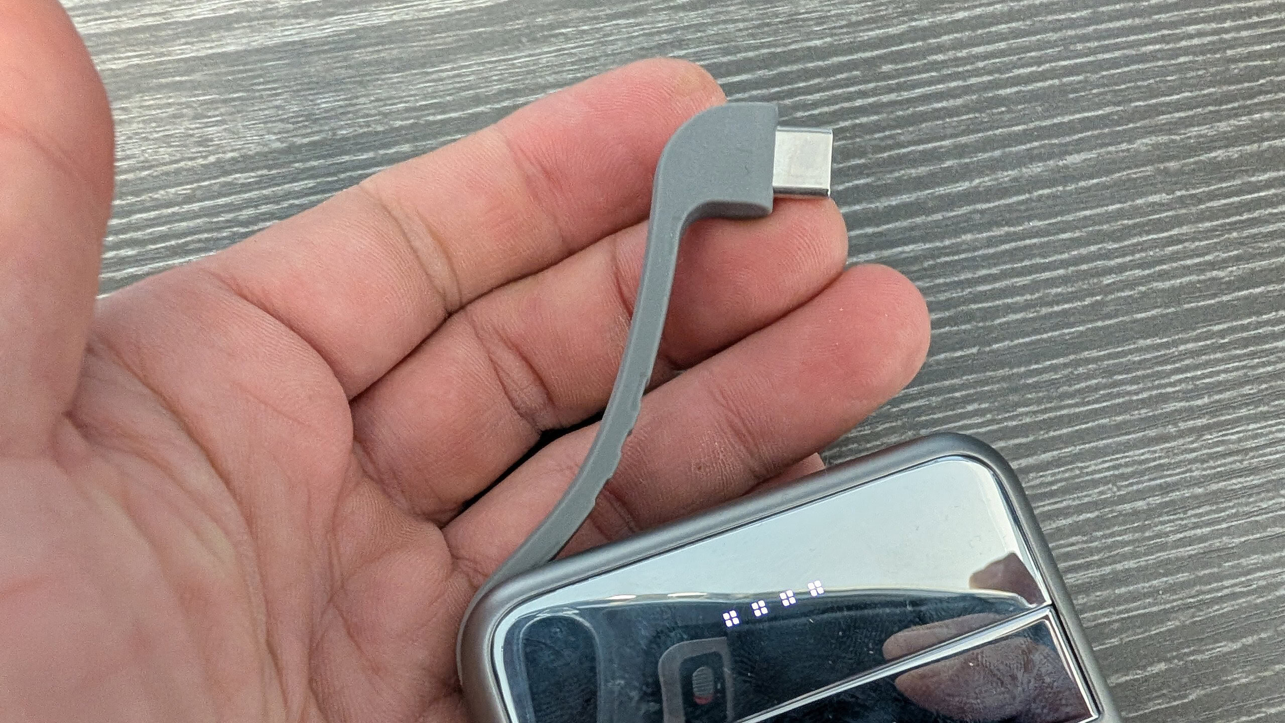 USB-C caricabatterie portatile compatibile con smartphone e dispositivi elettronici. Caricabatterie portatile USB-C pratico e compatto, ideale per ricaricare smartphone e gadget ovunque.