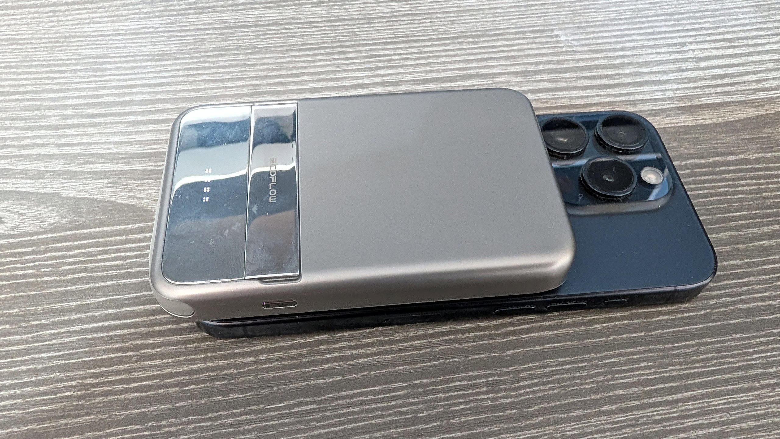 Smartphone con fotocamere multiple e accessorio originale. Telefoni innovativi con tripla fotocamera e design moderno, ideale per appassionati di tecnologia e fotografia mobile, offerta da TecnoAndroid.